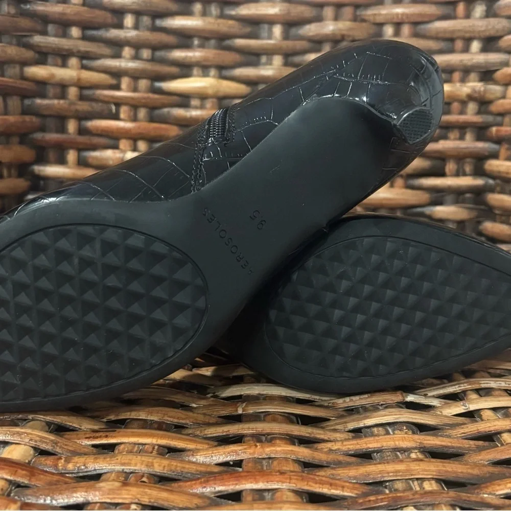 AEROSOLES Black Croc-Patterned Ankle Booties in size 9.5. Great condition !